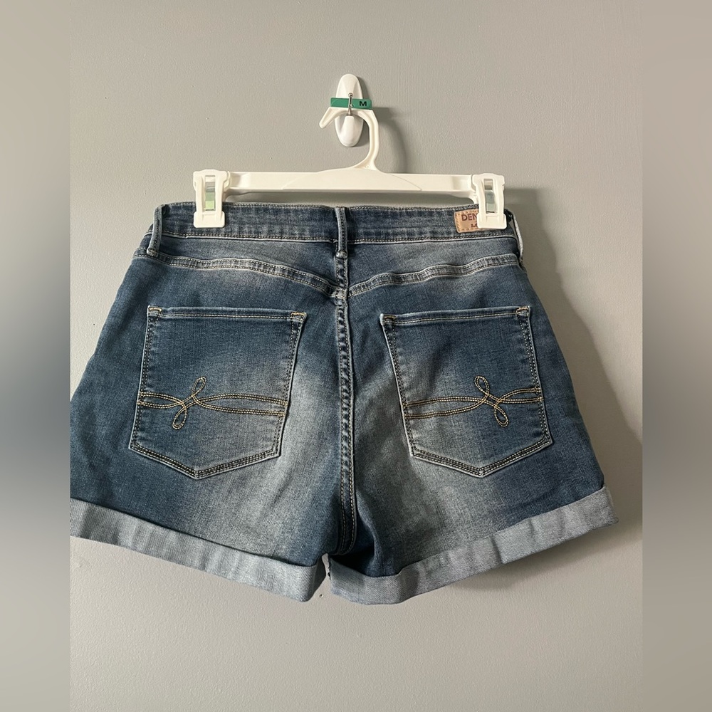 Size M high rise Levi’s Jean shorts